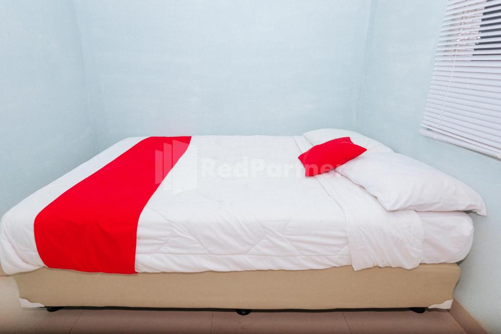 Postel nebo postele na pokoji v ubytování OYO 94494 Krekot Residence Pasar Baru COO Property