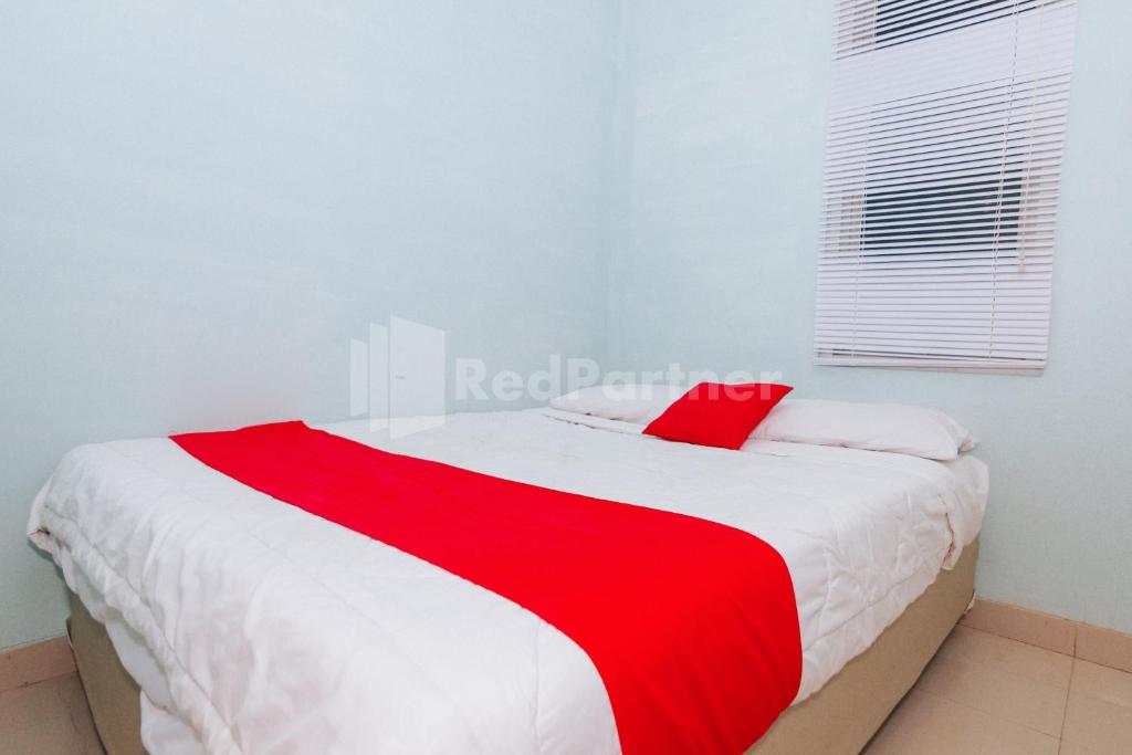 Postel nebo postele na pokoji v ubytování OYO 94494 Krekot Residence Pasar Baru COO Property