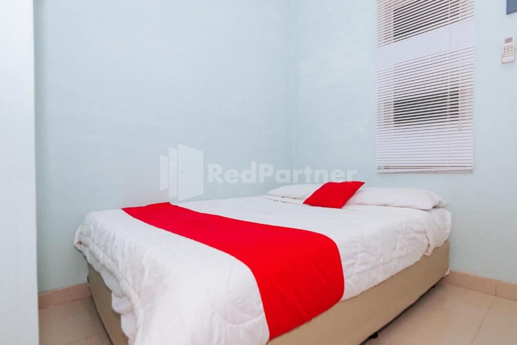 Postel nebo postele na pokoji v ubytování OYO 94494 Krekot Residence Pasar Baru COO Property