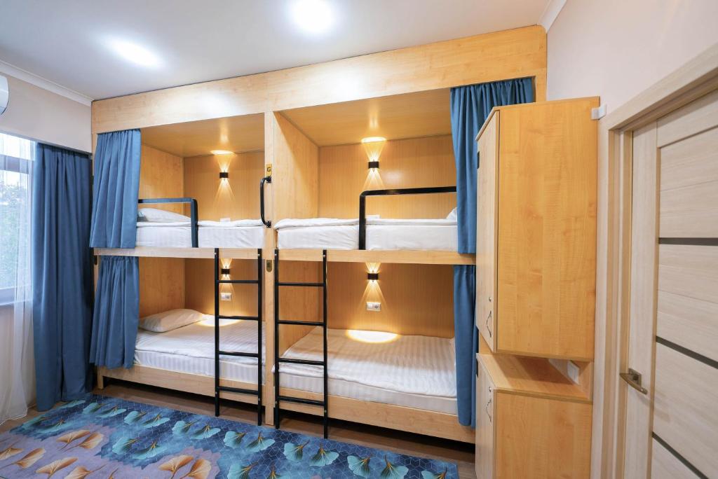 Postel nebo postele na pokoji v ubytování Kaganat Hostel