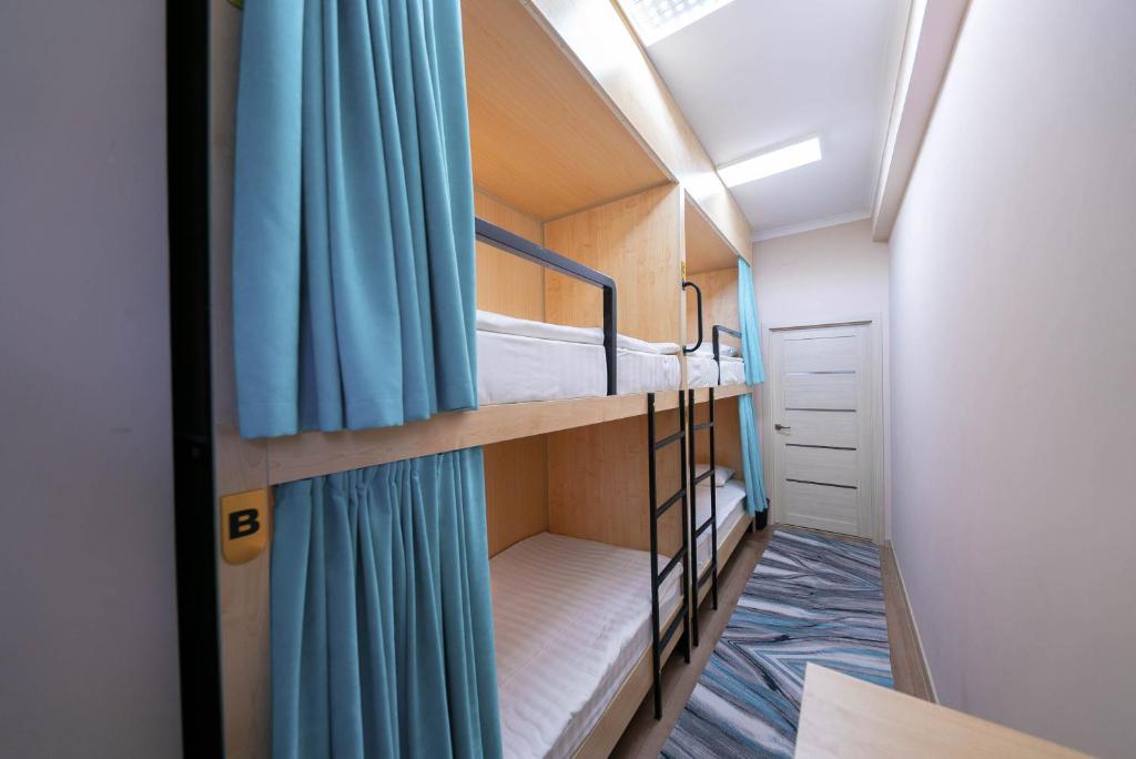 Postel nebo postele na pokoji v ubytování Kaganat Hostel