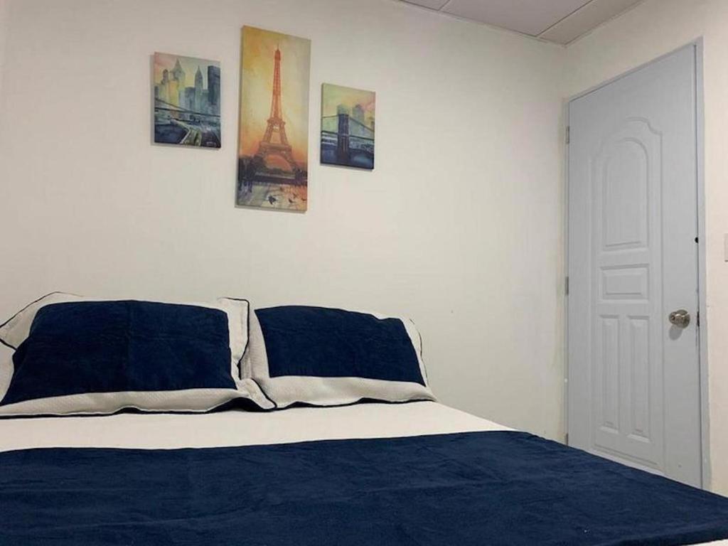 En eller flere senger på et rom på Room in Condo - Malecon Cozy Private Room 6
