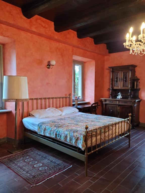 A bed or beds in a room at Heritage mountain top Villa near Rome w/ Pool & Panoramic views