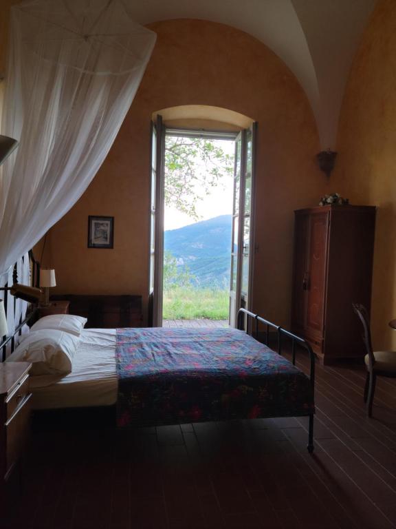 A bed or beds in a room at Heritage mountain top Villa near Rome w/ Pool & Panoramic views