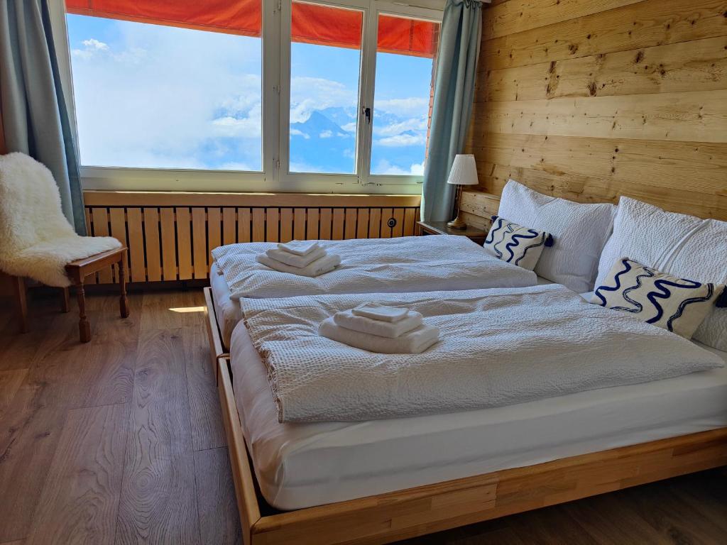 Postel nebo postele na pokoji v ubytování Hotel Bergsonne Rigi