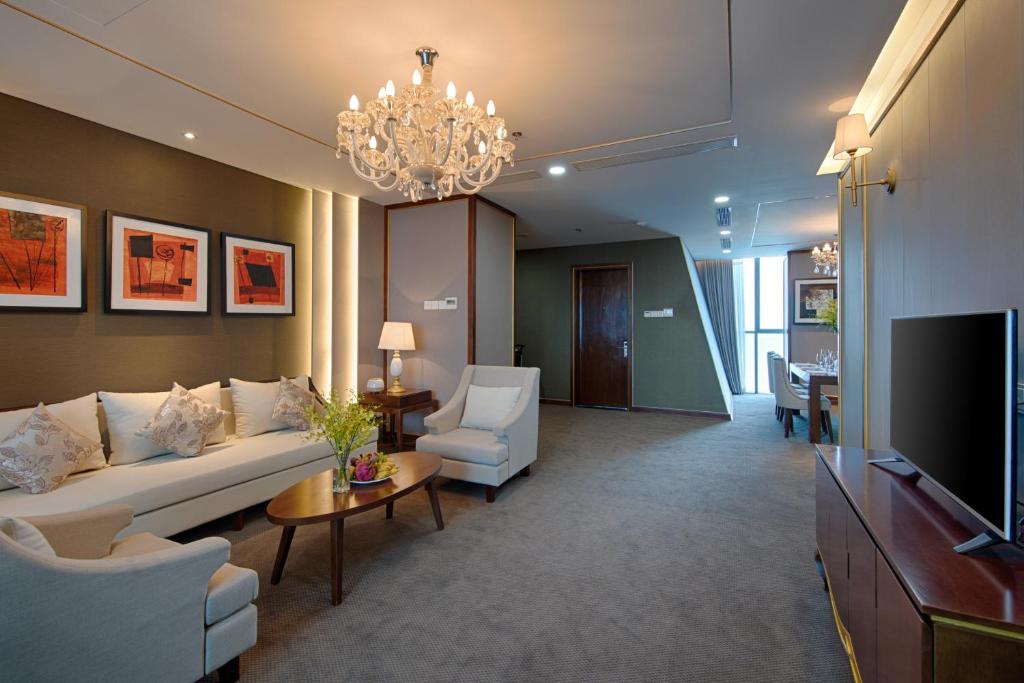 TV a/nebo společenská místnost v ubytování Grand Tourane Hotel Da Nang