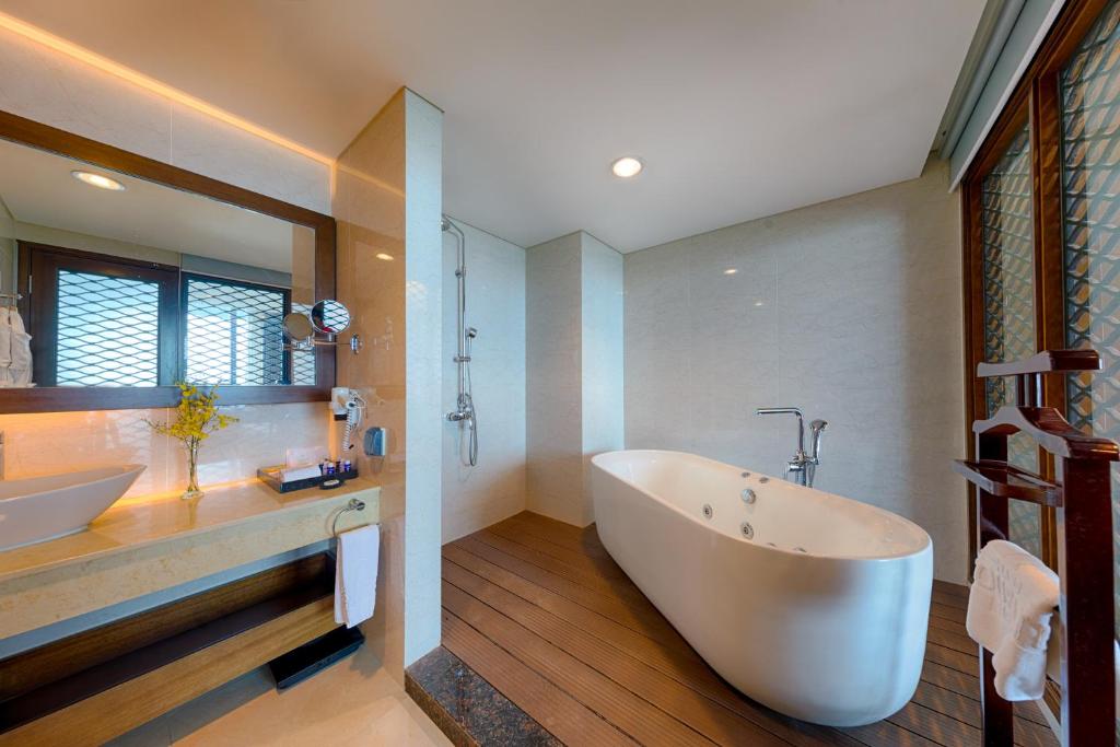 Koupelna v ubytování Grand Tourane Hotel Da Nang