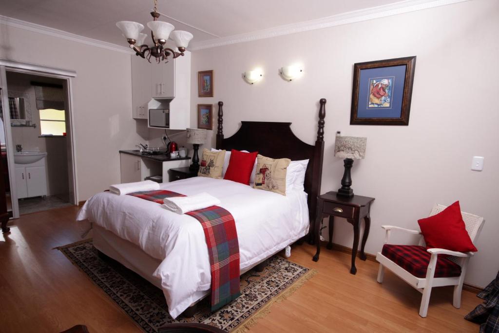 sypialnia z łóżkiem i krzesłem w obiekcie Aberdeen House w mieście Newcastle