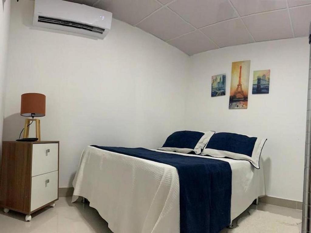 Postel nebo postele na pokoji v ubytování Room in Apartment - Malecon Cozy Private Room
