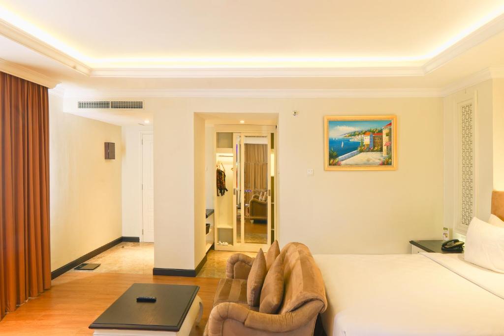 Postel nebo postele na pokoji v ubytování Swiss-Belhotel Lampung