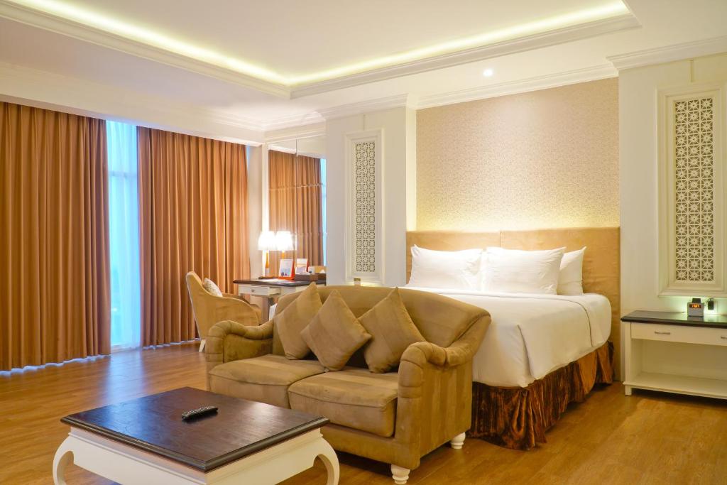 Postel nebo postele na pokoji v ubytování Swiss-Belhotel Lampung