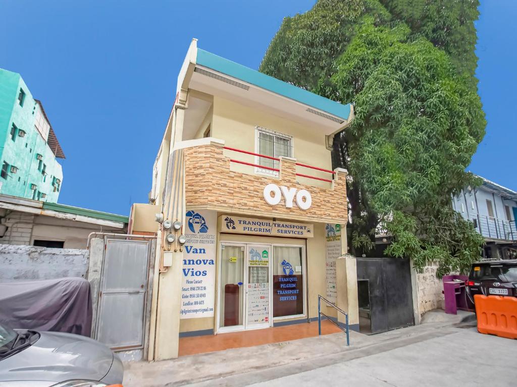 a building with an oo sign on the side of it at OYO 808 Mye Tourist Inn in Manila