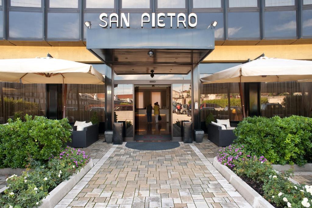 فندق سان بيترو في فيرونا: مدخل لمبنى فيه مظلات
