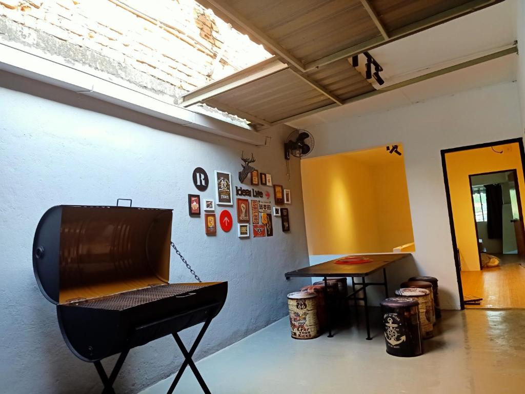 TV a/nebo společenská místnost v ubytování Cozy Homestay with Karaoke System & Pool Table