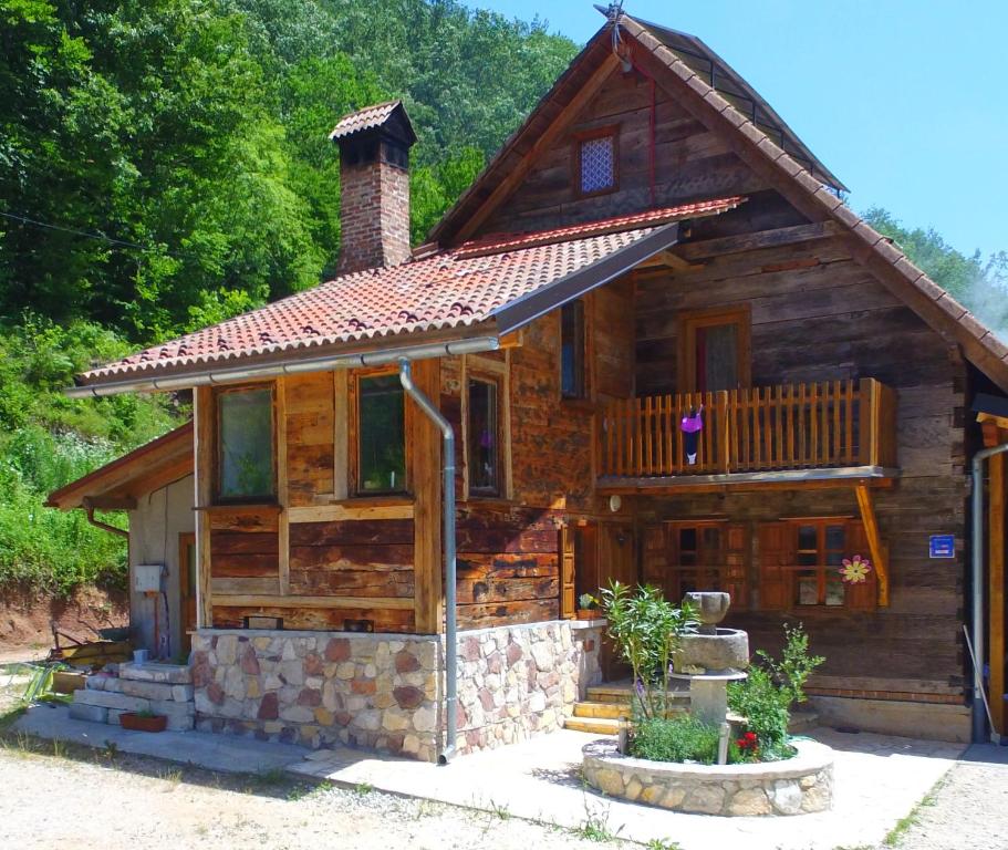 une cabane en rondins avec une cheminée au-dessus dans l'établissement Rooms S&I Korana, à Slunj