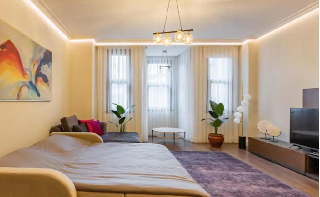 TV a/nebo společenská místnost v ubytování Istanbul Taksim 360 Luxury Apartment