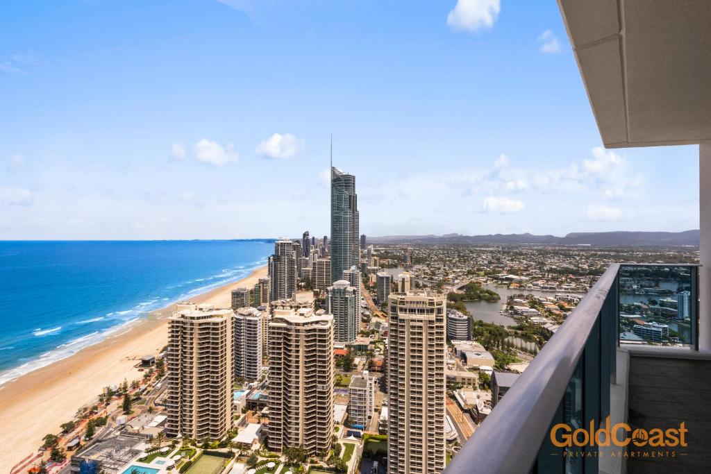 - une vue sur la côte dorée depuis le sommet d'un bâtiment dans l'établissement Gold Coast Private Apartments - H Residences, Surfers Paradise, à Gold Coast