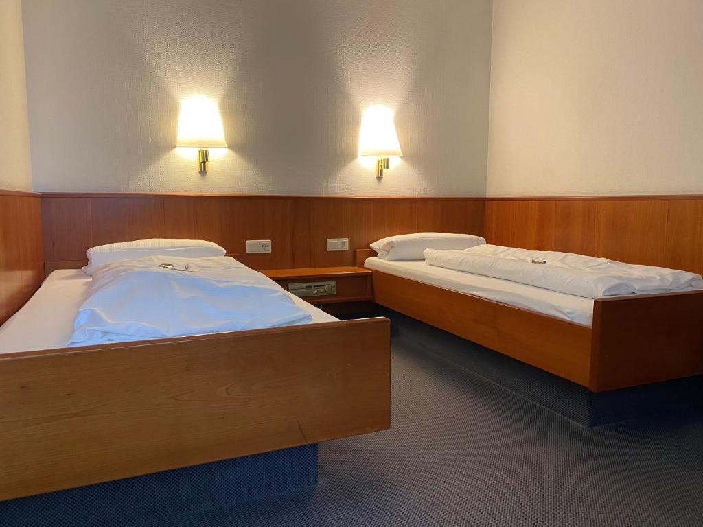 Postel nebo postele na pokoji v ubytování Hotel Schwärs Löwen Freiburg