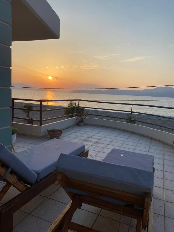 - un balcon avec vue sur l'océan au coucher du soleil dans l'établissement Atelié Yiouli, à Pefki