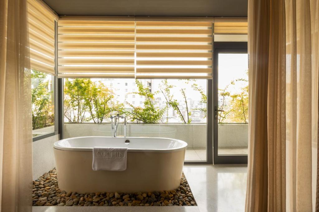 Suite Cochin Signature bao gồm bữa sáng nổi và minibar miễn phí