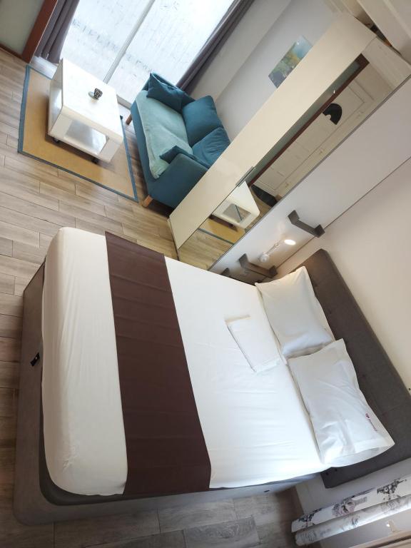 ein kleines Zimmer mit einem Bett und einem Sofa in der Unterkunft villa alex in Toulouse