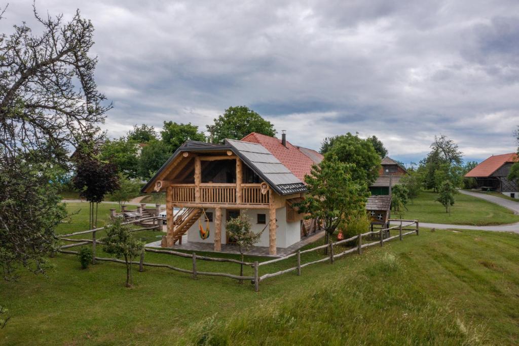 une maison en rondins avec un toit en gambrel dans l'établissement Holiday Home Virida, app Leopold III, à Ivančna Gorica