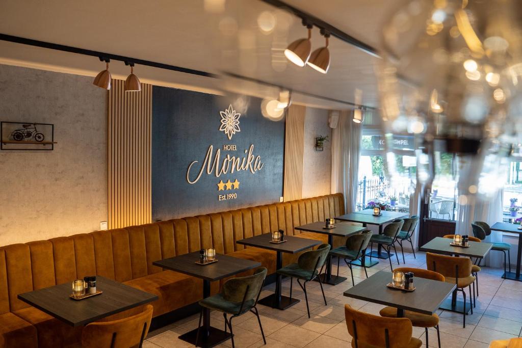 En restaurant eller et andet spisested på Hotel Monika