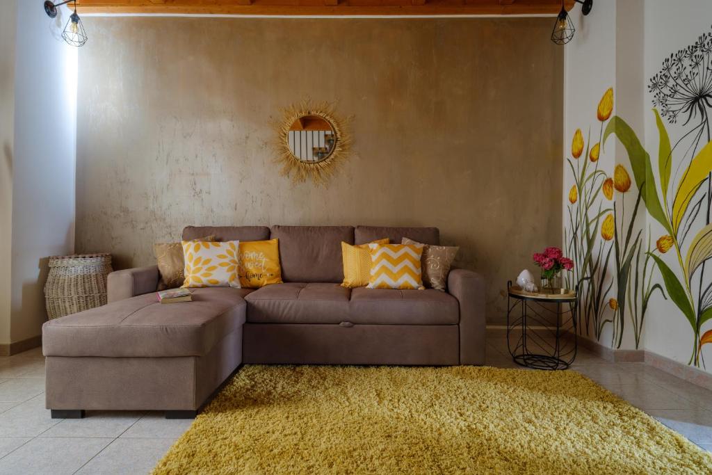 ein Wohnzimmer mit einem braunen Sofa und einem Teppich in der Unterkunft Casa Ta Nonna in Supersano