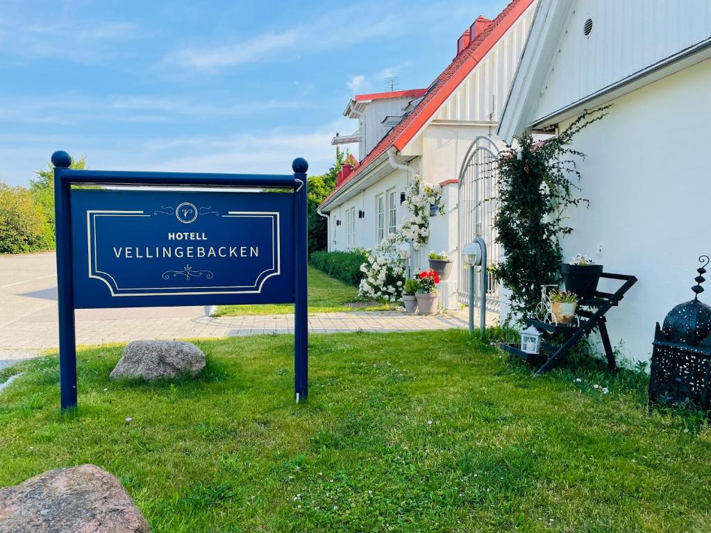ein Schild im Gras vor einem Haus in der Unterkunft Hotell Vellingebacken in Vellinge