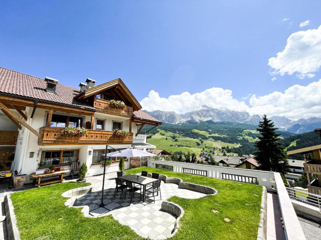 Nespecifikovaný výhled na hory nebo výhled na hory při pohledu z hotelu