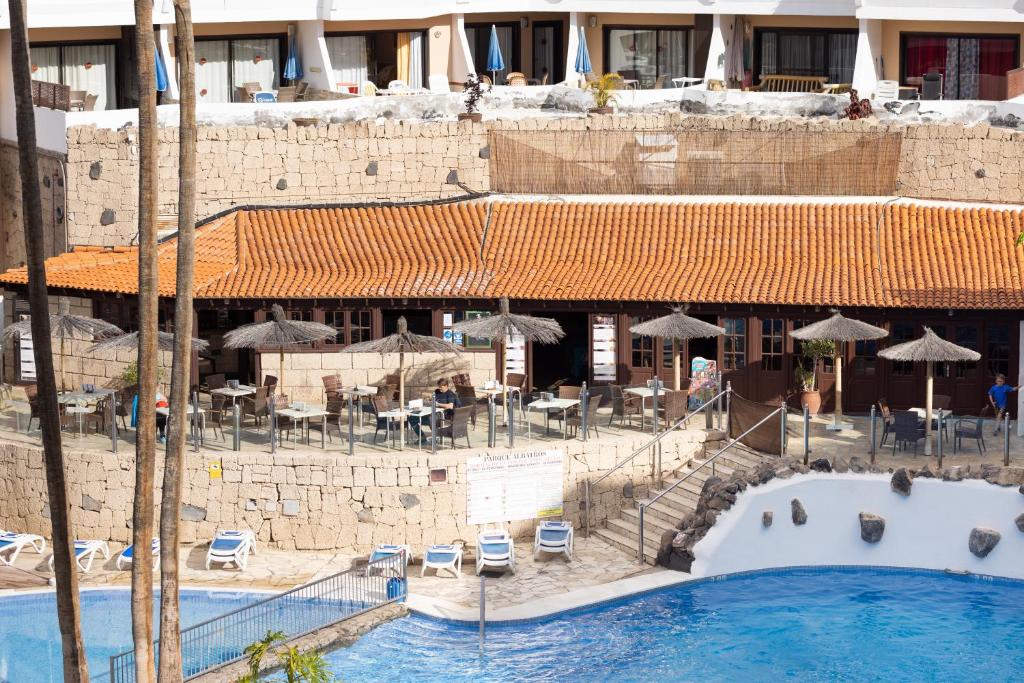 Bazén v ubytování Oceanfront Tenerife South Albatros 125 nebo v jeho okolí