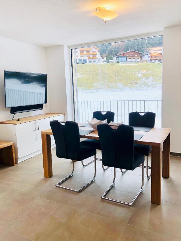 Televízia a/alebo spoločenská miestnosť v ubytovaní Arlberg Mountain Resort
