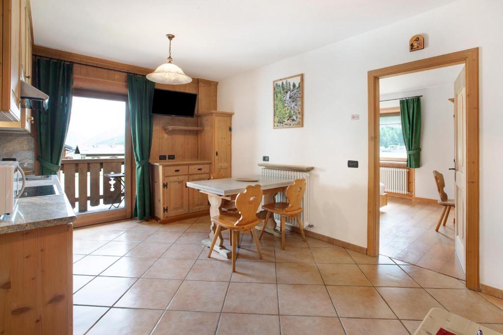 Kuchnia lub aneks kuchenny w obiekcie Appartamento Larice Chalet Cambra