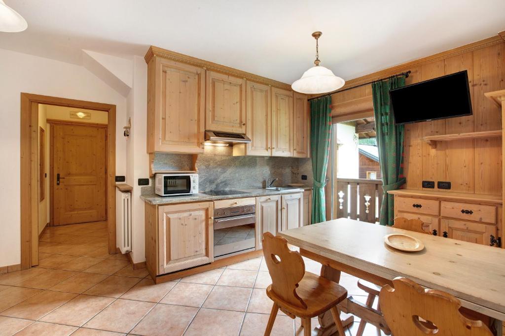 Kuchnia lub aneks kuchenny w obiekcie Appartamento Larice Chalet Cambra