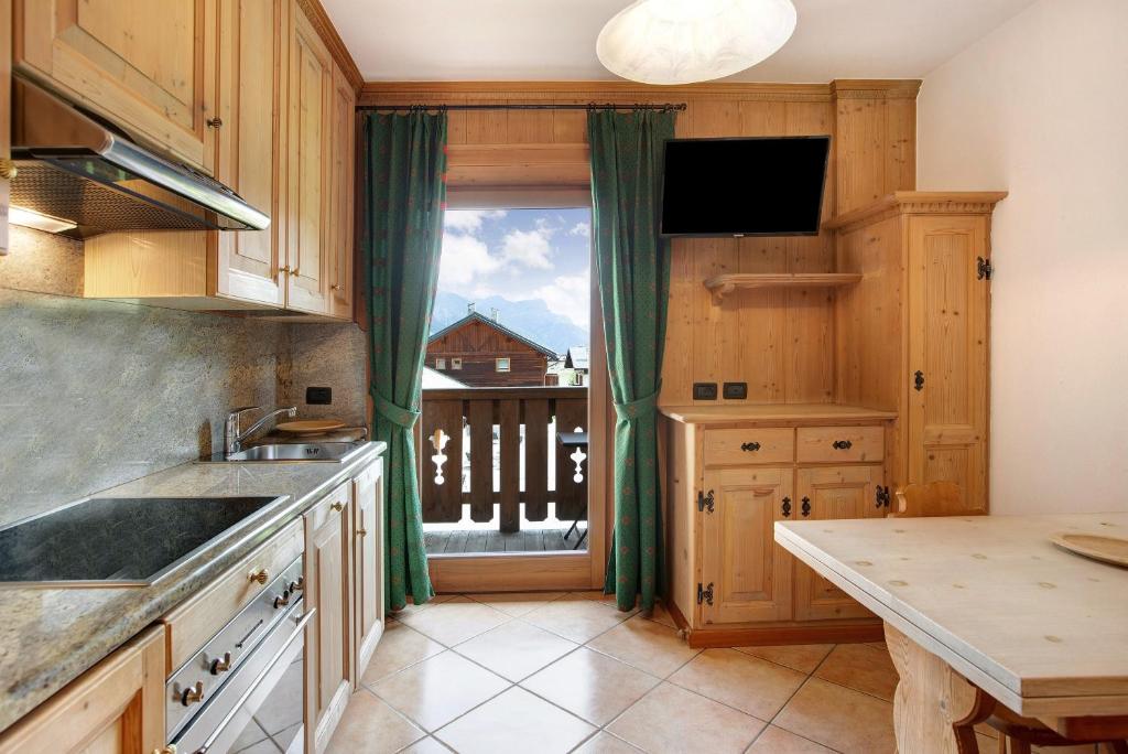 Kuchnia lub aneks kuchenny w obiekcie Appartamento Larice Chalet Cambra