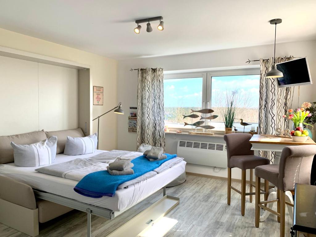 sypialnia z łóżkiem, stołem i biurkiem w obiekcie Apartment "Strandkoje" w mieście Sankt Peter-Ording