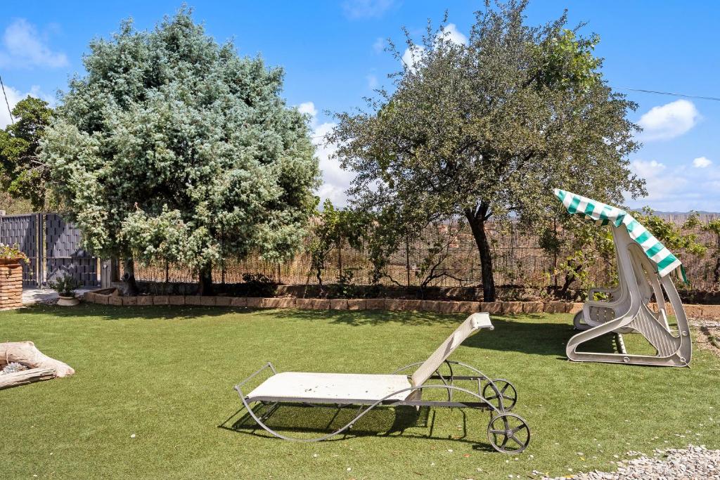 une chaise et un toboggan dans la cour dans l'établissement La Colombiera, à Diano Marina