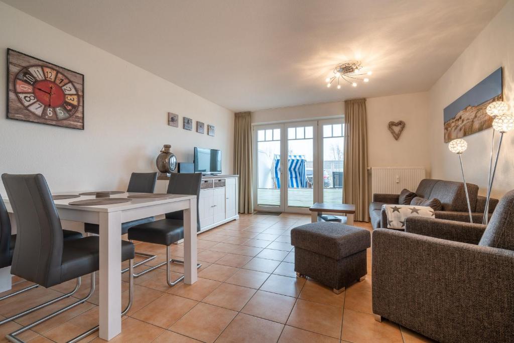 圣彼得奥尔丁Ferienwohnung "Böhler Strandperle"的带桌椅和沙发的客厅