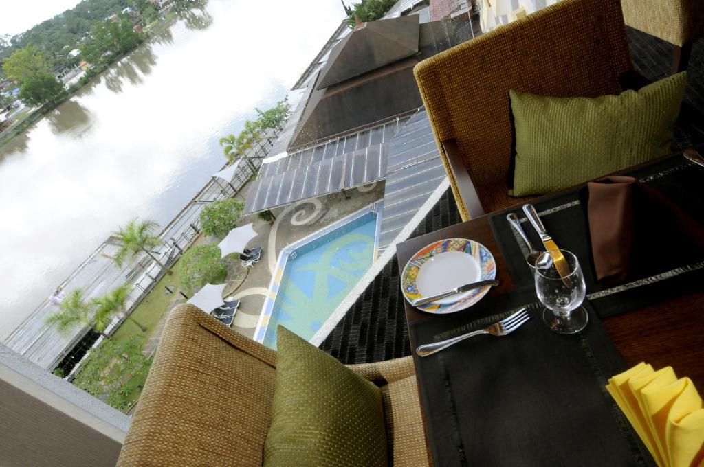 Výhled na řeku, která protéká v blízkosti hotelu