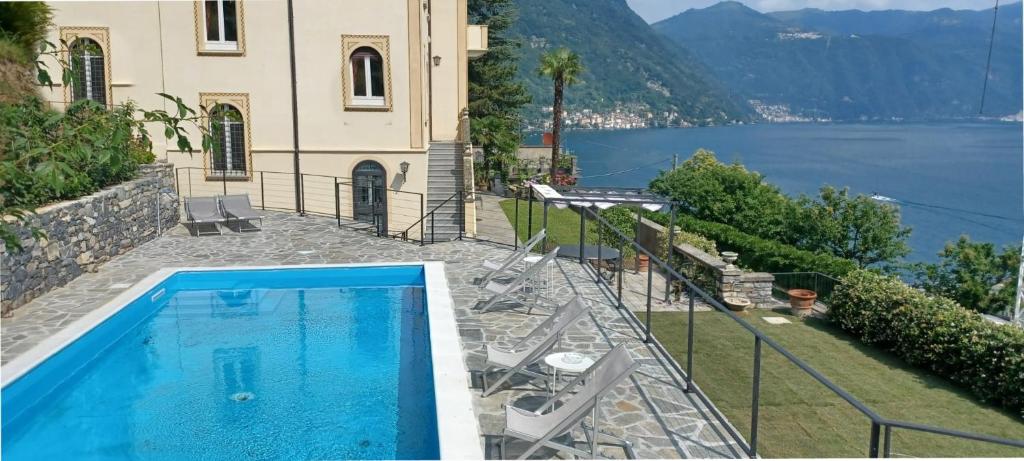 Villa Ortensia في لاليو: منزل به مسبح بجانب جسم ماء
