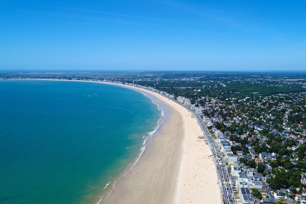 une vue aérienne d'une plage et de l'océan dans l'établissement Terrasse de La Baule - DEUX, à La Baule