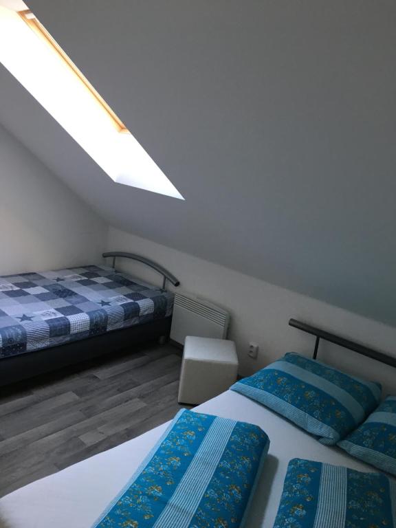 Postel nebo postele na pokoji v ubytování Chalupa a apartmány Morajda