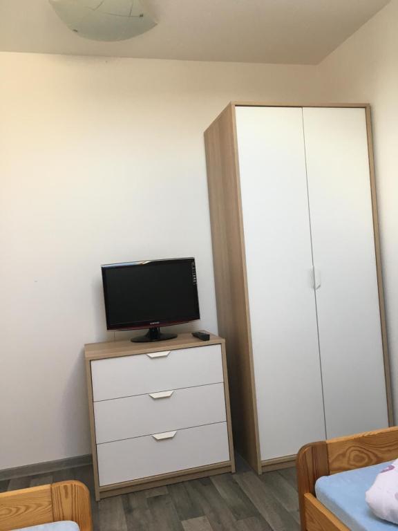 TV a/nebo společenská místnost v ubytování Chalupa a apartmány Morajda