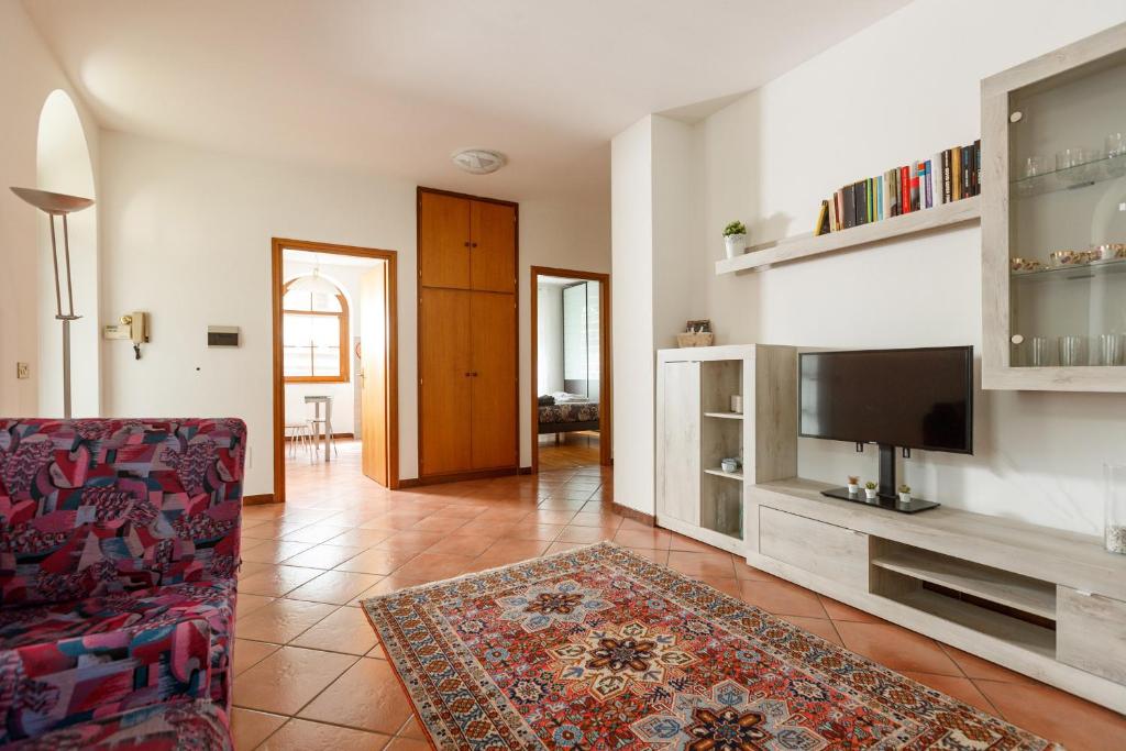 sala de estar con sofá y TV en IL COM0' DELLA CIVETTA - La casa di Dorina, en Stazzona