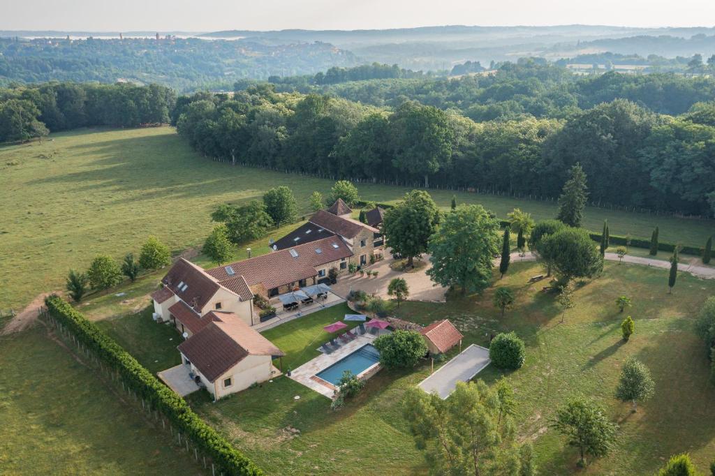 una vista aérea de una casa en un campo en Domaine du Bugassou, Chambres, Table d'hôtes & SPA en Belvès