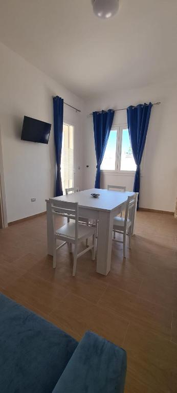 Televízia a/alebo spoločenská miestnosť v ubytovaní AngelEm Apartments