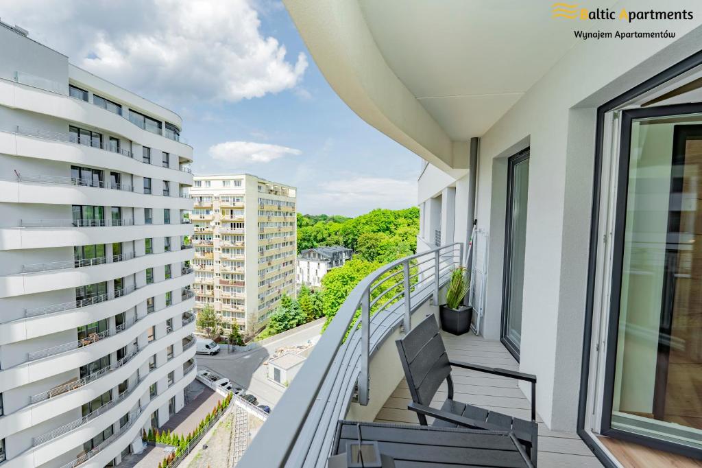 balkon z widokiem na budynek w obiekcie Baltic Apartments - Sun Towers w Świnoujściu
