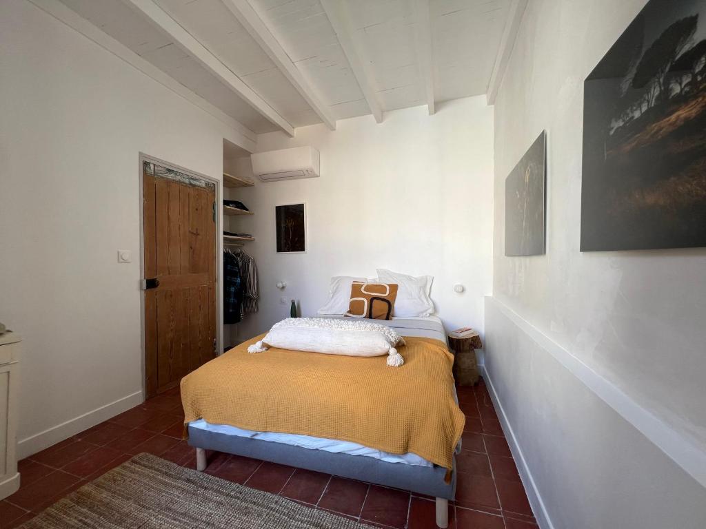 a small bedroom with a bed in a room at Penthouse Apartment with Large Terrace and Veranda in Arles