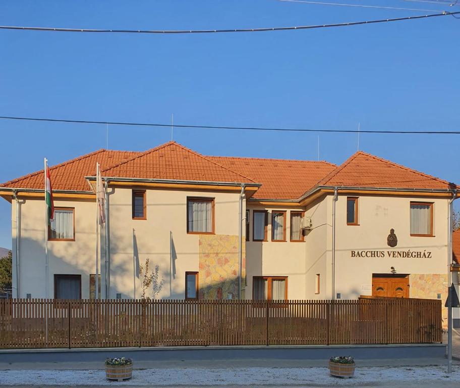 un edificio con una valla delante en Bacchus Vendégház en Erdőbénye