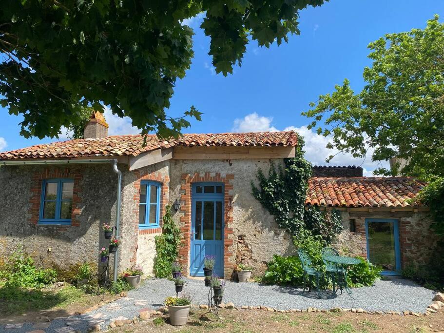 Gallery image of Vue du chateau a La Petite Ferme d&#39;Alpacas in Sanzay